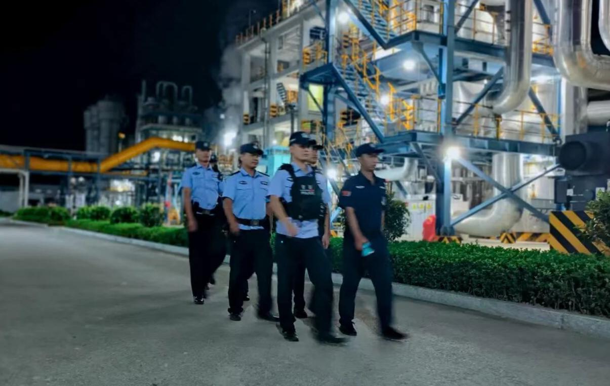 民警開(kāi)展夜間巡邏.jpg