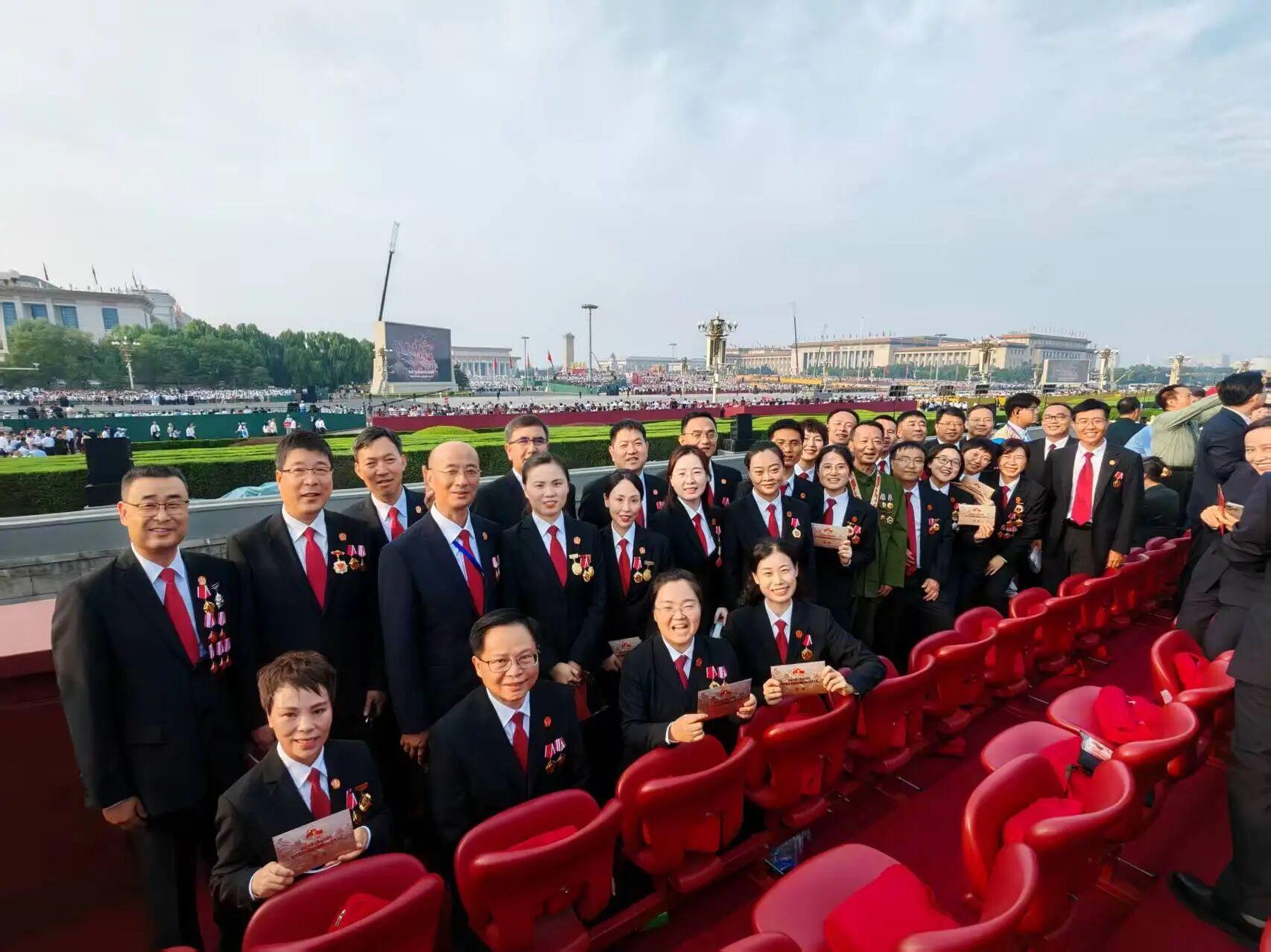 陳福江在天安門現(xiàn)場(chǎng)觀禮（最后一排左數(shù)第三位為陳福江）.jpg