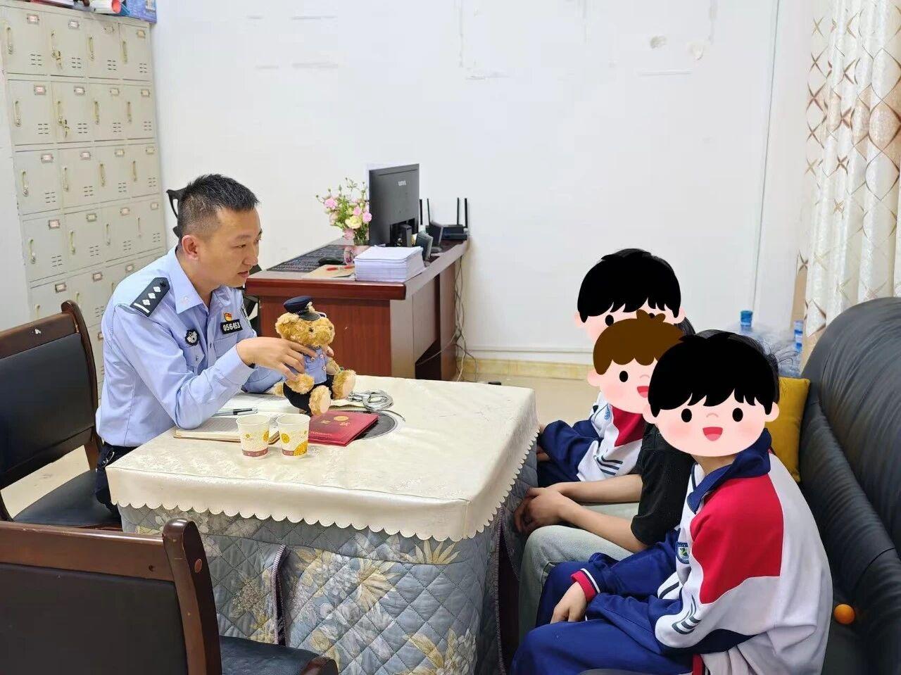 與學(xué)生面對(duì)面交流.jpg