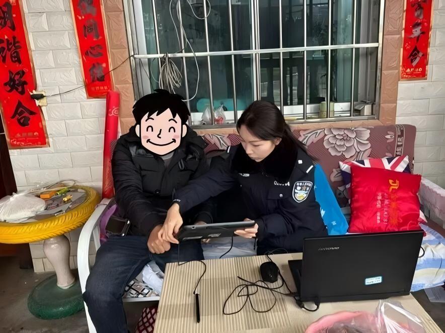 圖1民警上門(mén)為群眾辦理身份證.jpg
