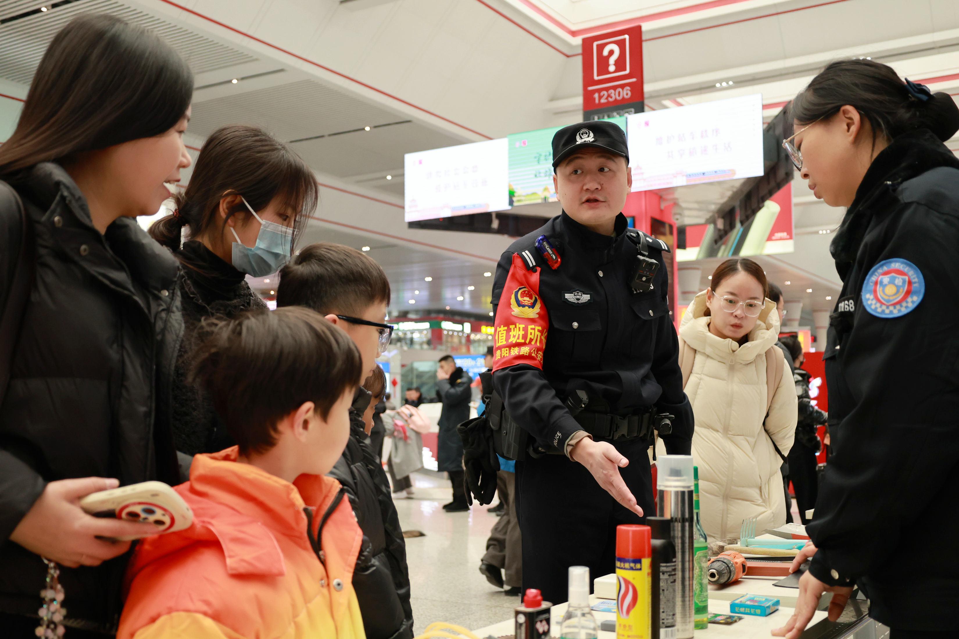 11 民警細(xì)致講解安檢禁帶、限帶物品的相關(guān)規(guī)定與常識.jpg