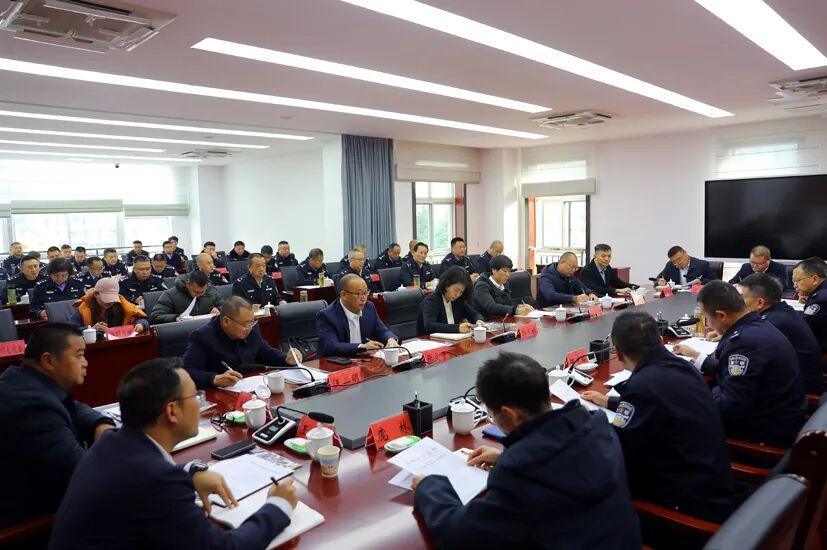 圖3 市公安局舉行黨風政風警風監(jiān)督員聘任儀式?！岔樄踩诿襟w中心供圖.jpg