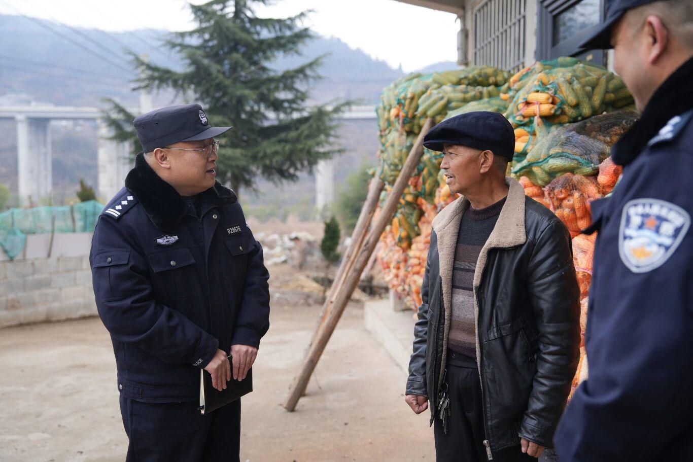 圖1王更生走訪群眾.jpg