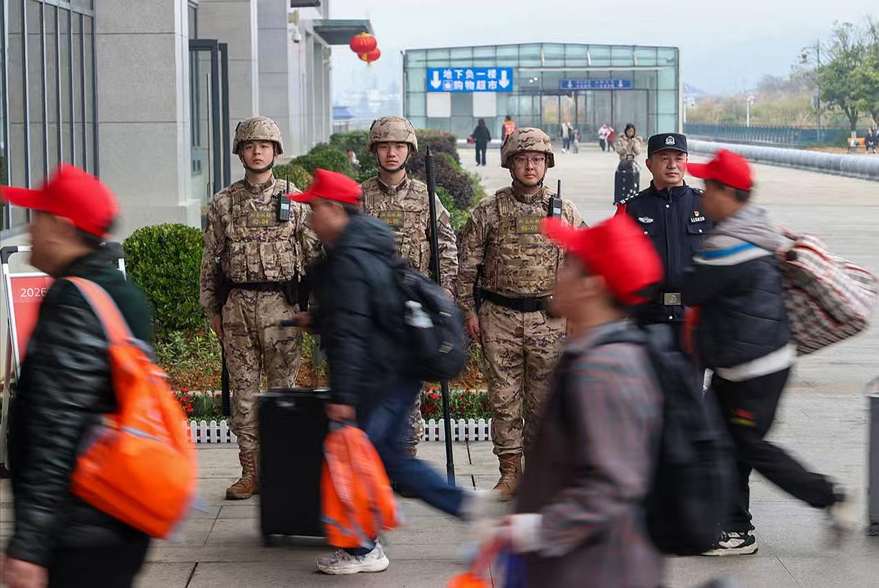 圖3駐站武警守護務(wù)工旅客有序進站乘車。.jpg