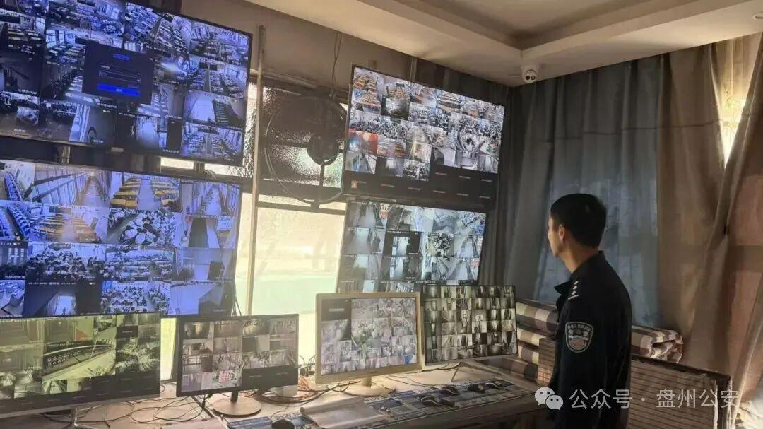 圖2 高新分局民警檢查校園安防設(shè)施.jpg