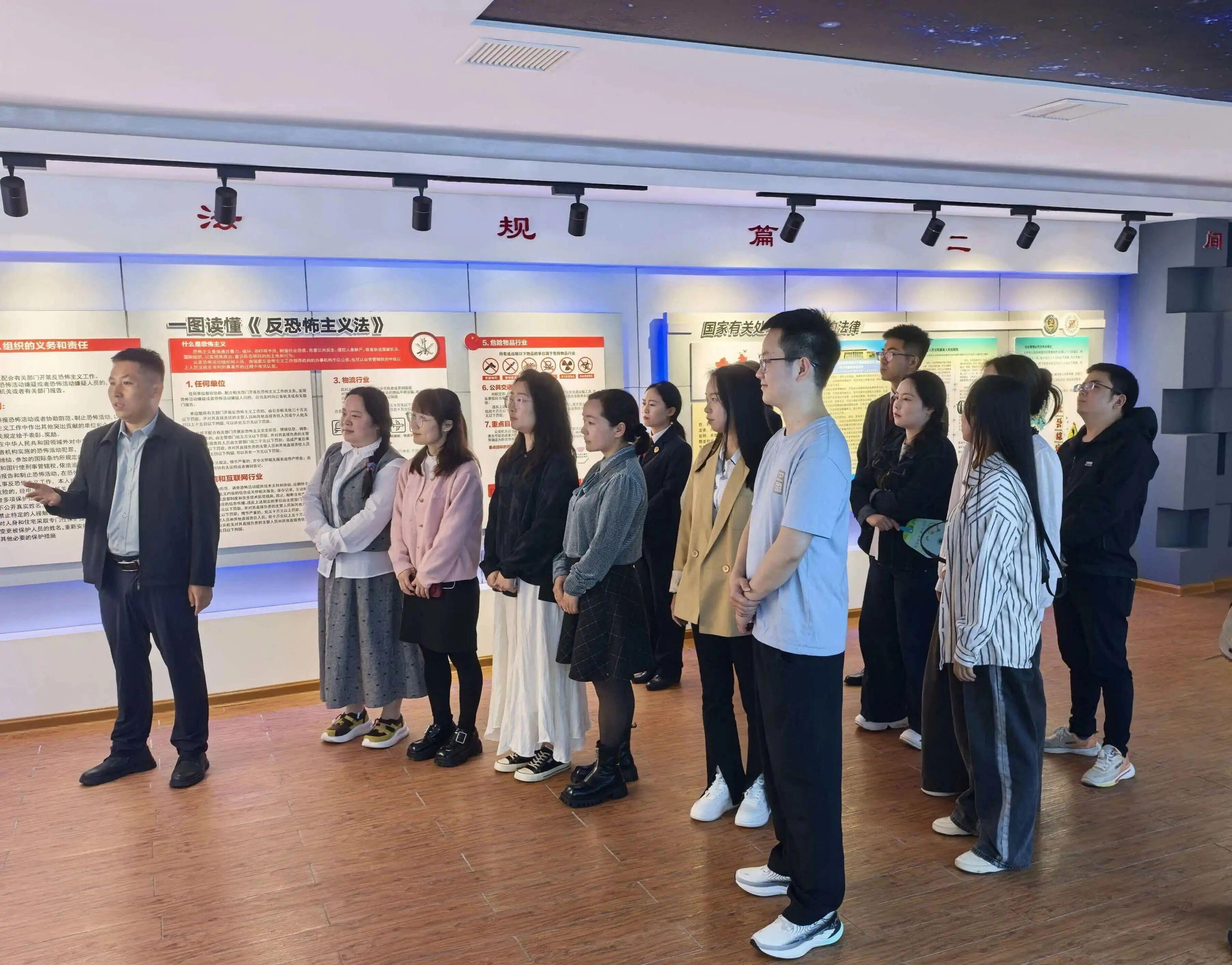 圖2 全體干部職工前往區(qū)委黨校國家安全警示教育基地參觀學(xué)習(xí)。.jpg