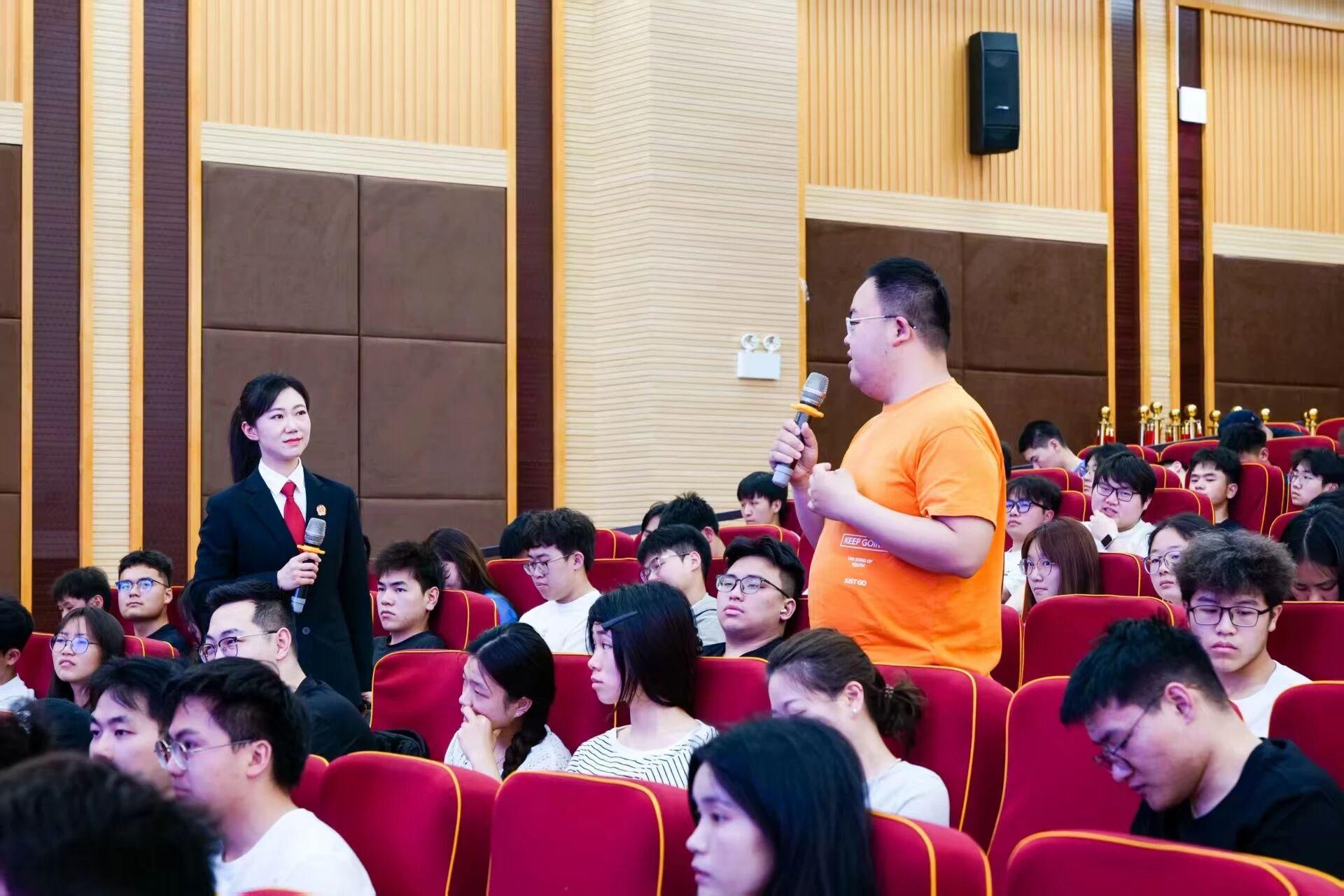 （圖2在貴州大學(xué)開展活動）.jpg