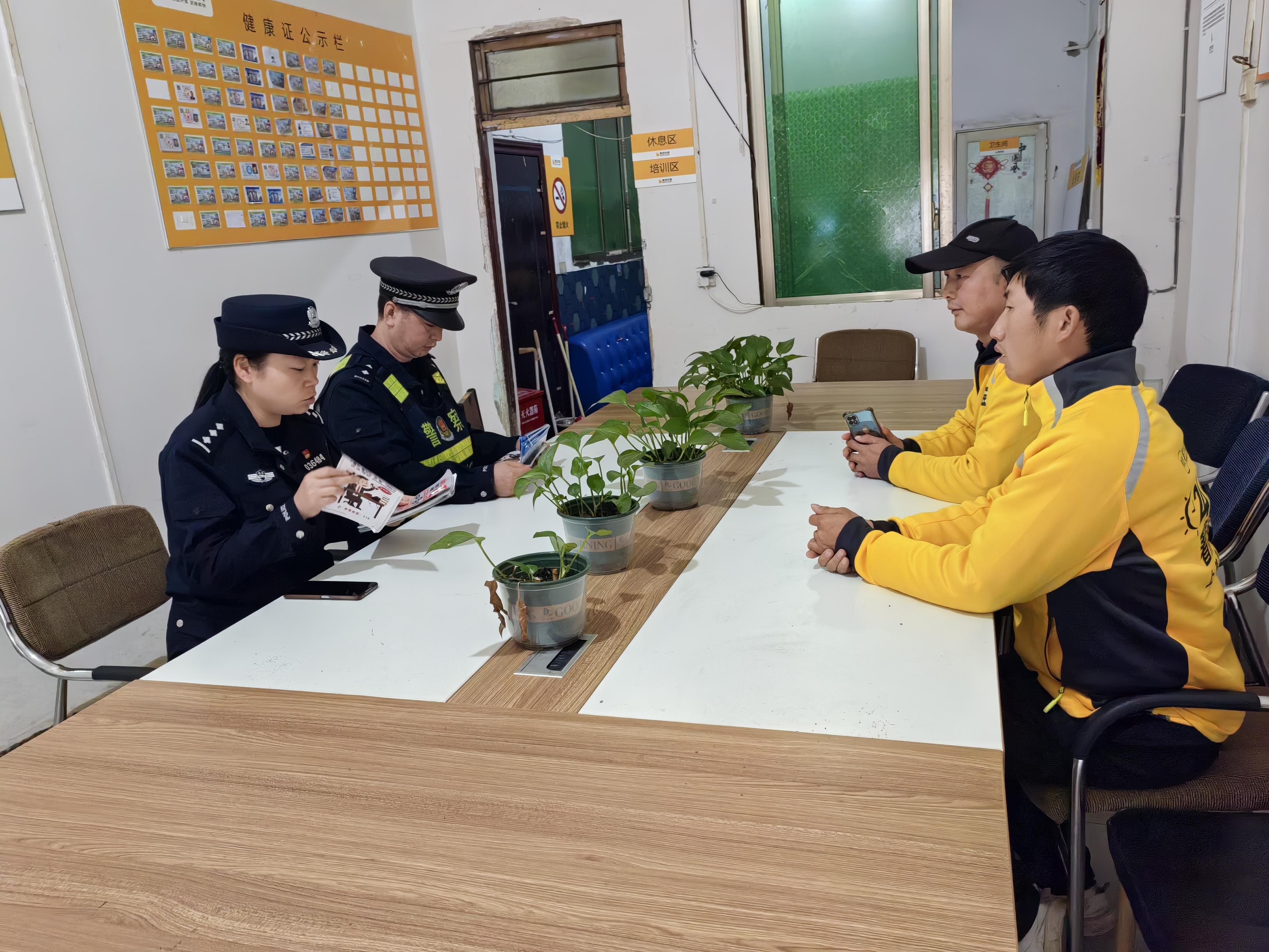 圖3秦童玲調(diào)解矛盾.jpg