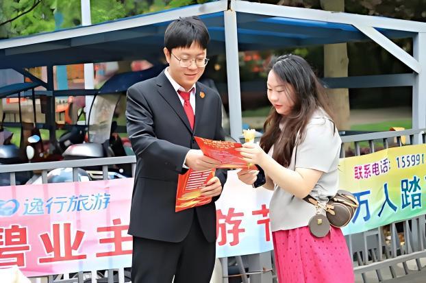 圖1法院干警向群眾發(fā)放安全知識.jpg