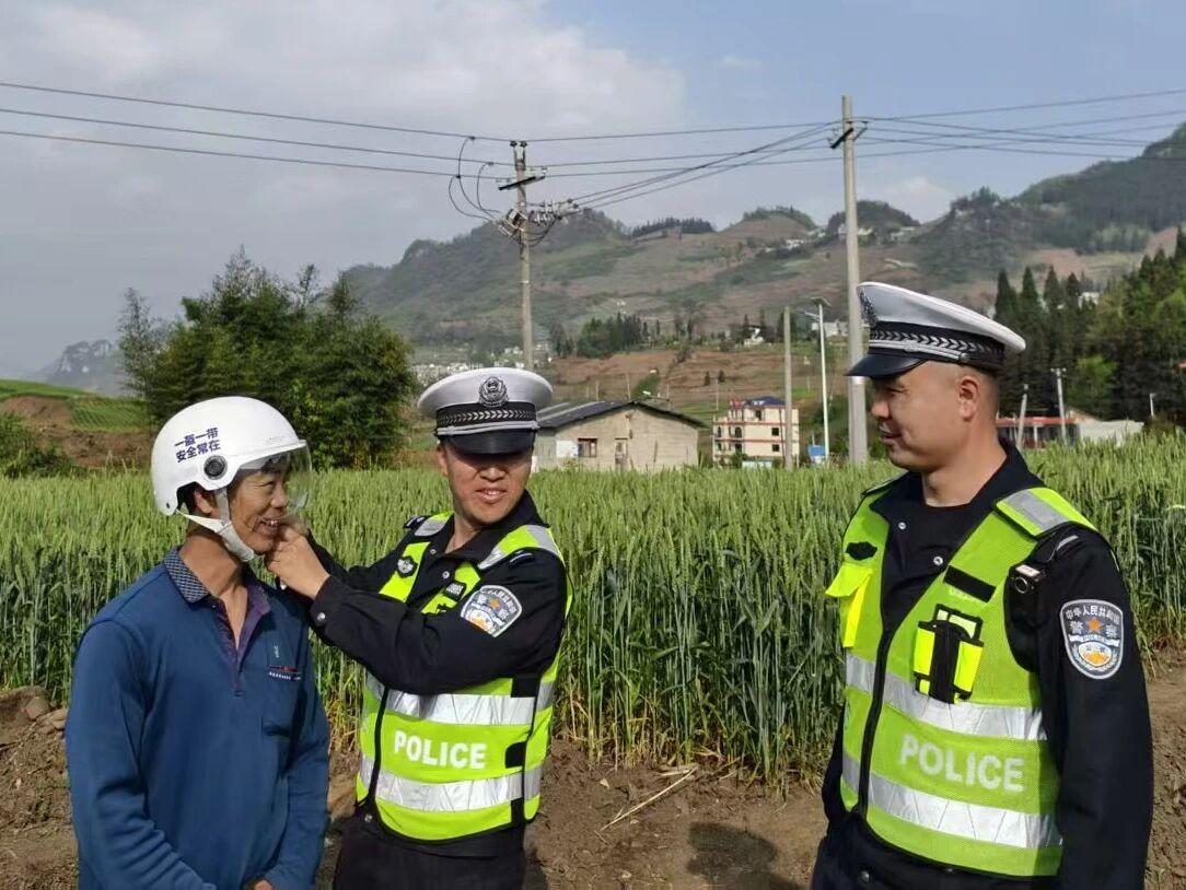 圖1交警提醒戴頭盔。.jpg