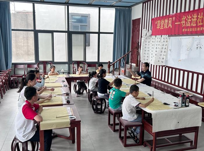在草圣書鄉(xiāng)，本土?xí)ɡ蠋熣谥笇?dǎo)青少年學(xué)習(xí)書法。林瑛攝
