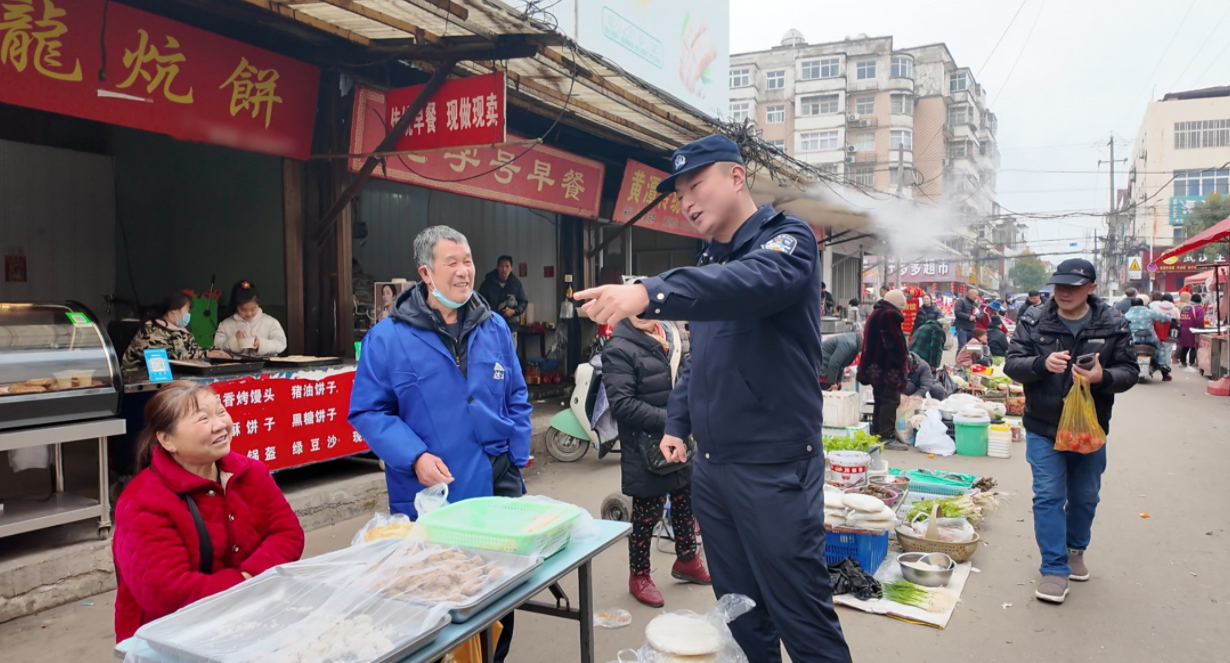 新春走基層｜跟著“00”后民警去“趕集”