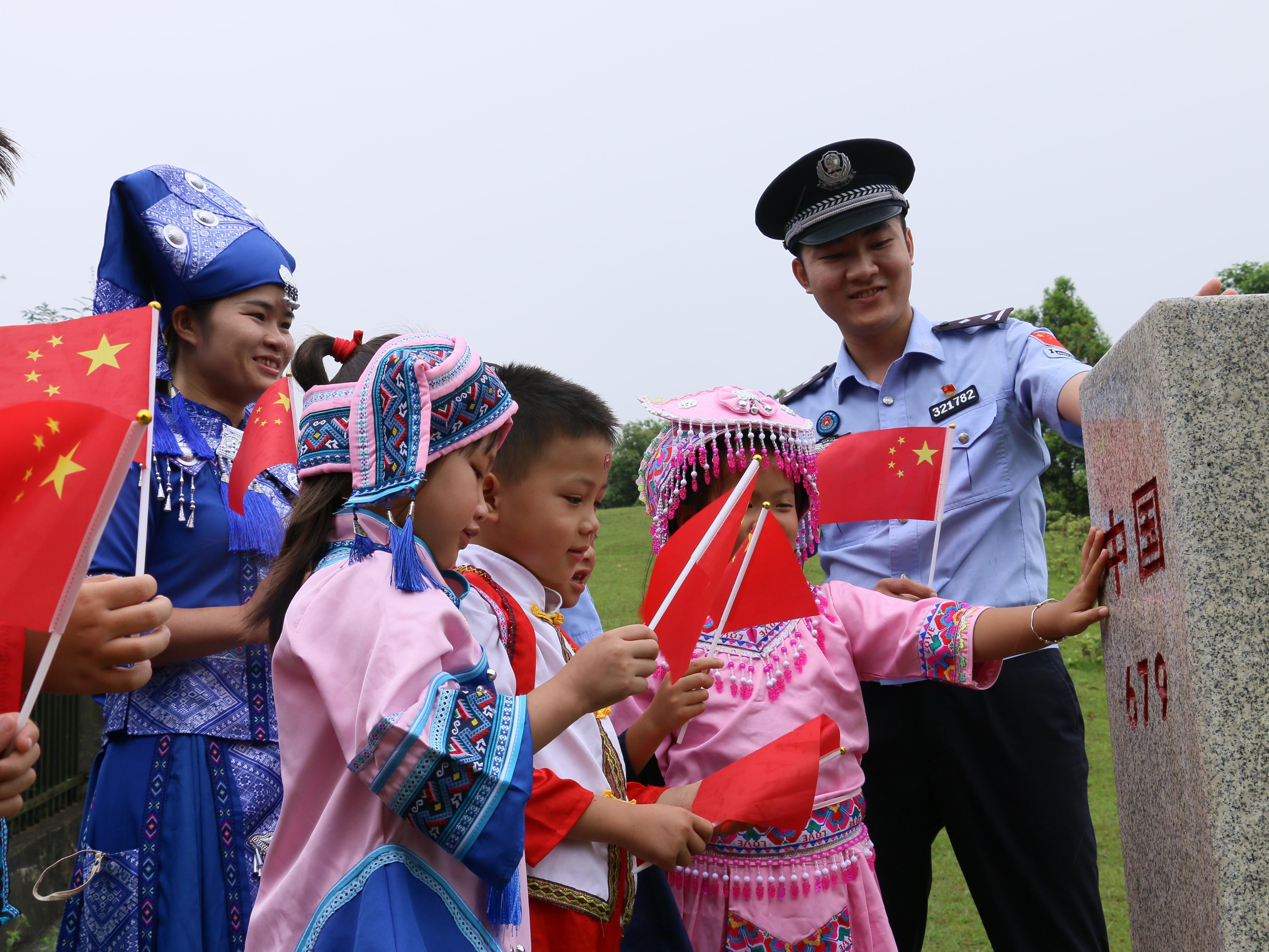 廣西百色邊境管理支隊吞盤邊境派出所民警開展愛國主義教育活動