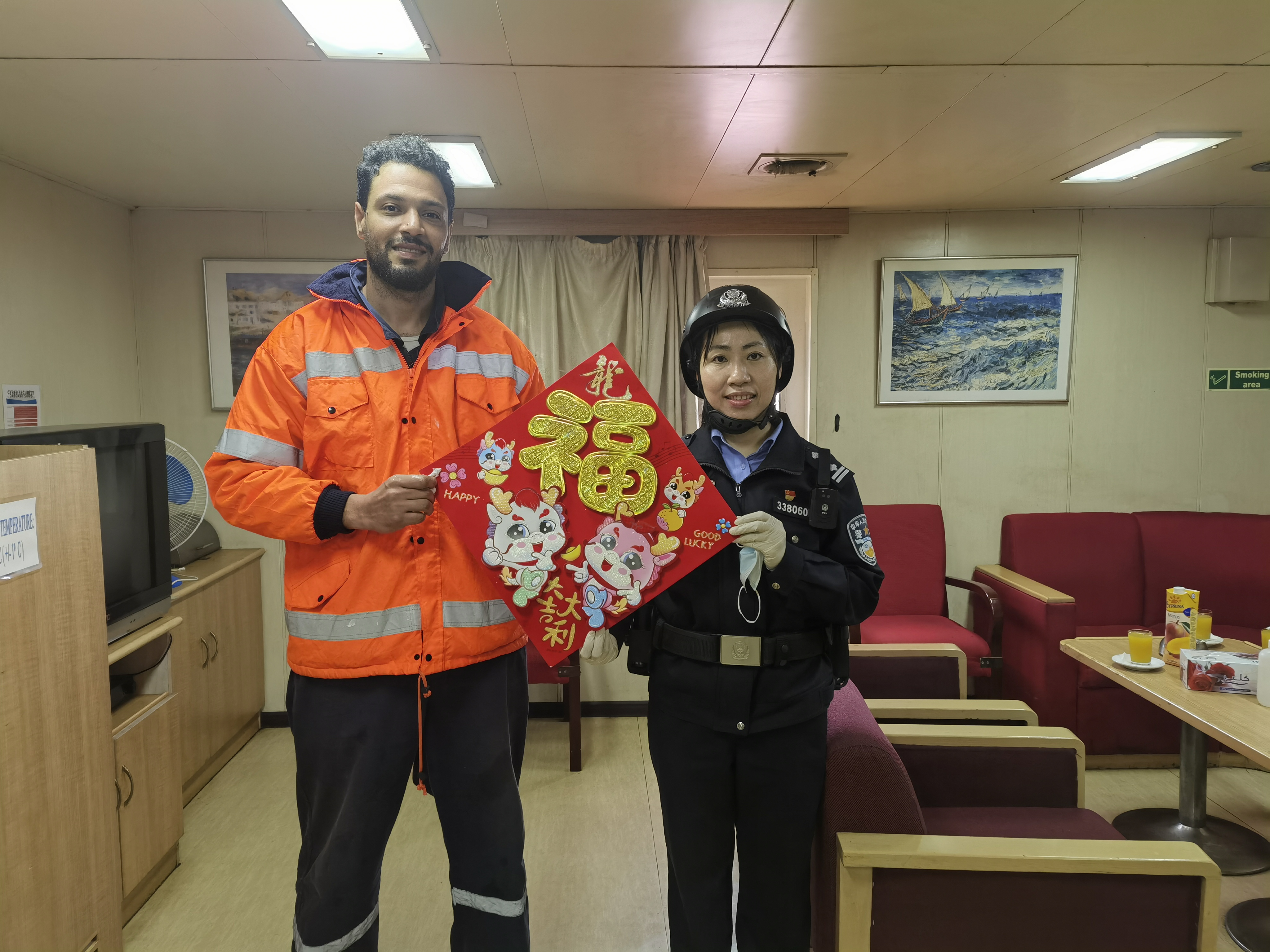 圖三為執(zhí)勤民警陳嬌外籍船舶為船員送祝福賀新春。.jpg
