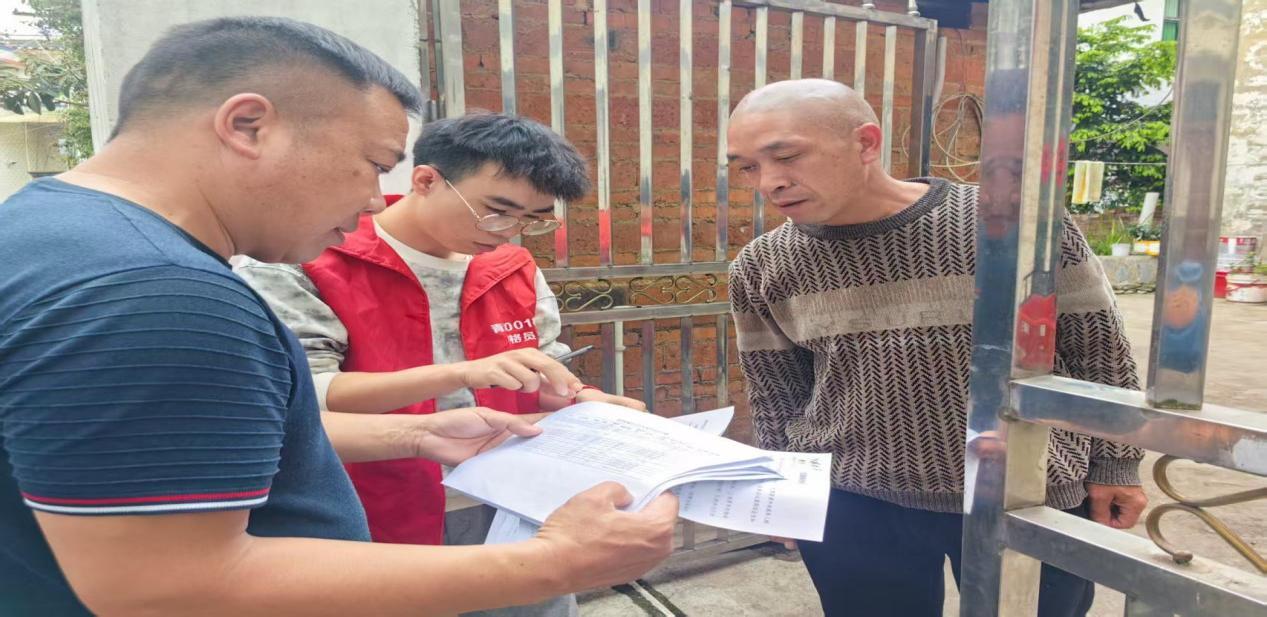 龍井村村兩委及網(wǎng)格員入戶給村民宣傳未成年人防溺水，電信詐騙等內(nèi)容.jpg
