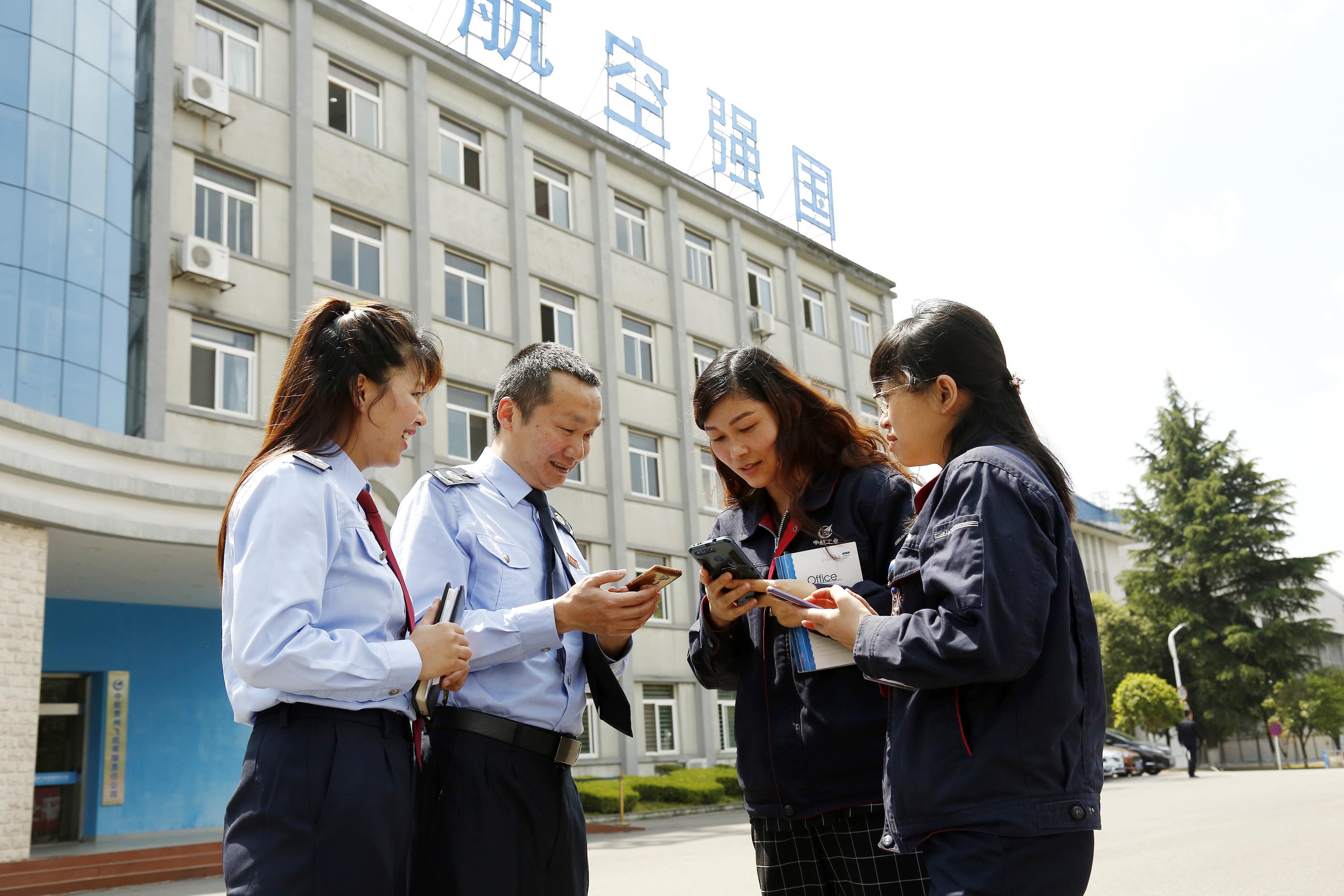 “金稅委員” 走進(jìn)企業(yè)，為企業(yè)詳細(xì)解說稅務(wù)部門在減稅降費(fèi)、納稅服務(wù)、助企紓困等方面的措施與成效，并專項(xiàng)輔導(dǎo)企業(yè)所需稅費(fèi)知識。.jpg