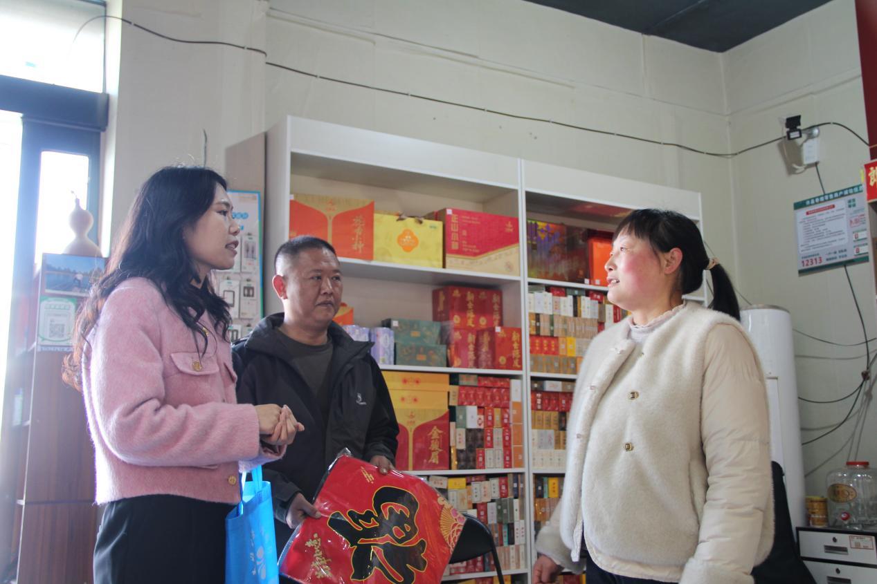 圖為王萌萌為商戶送上新春法治大禮包。通訊員 朱新宇 攝.jpg