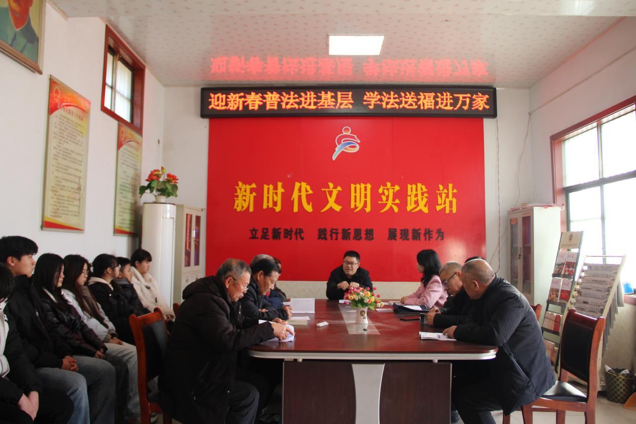 圖為劉奇為陳故村村民講解法律知識(shí)。通訊員 朱新宇 攝.jpg