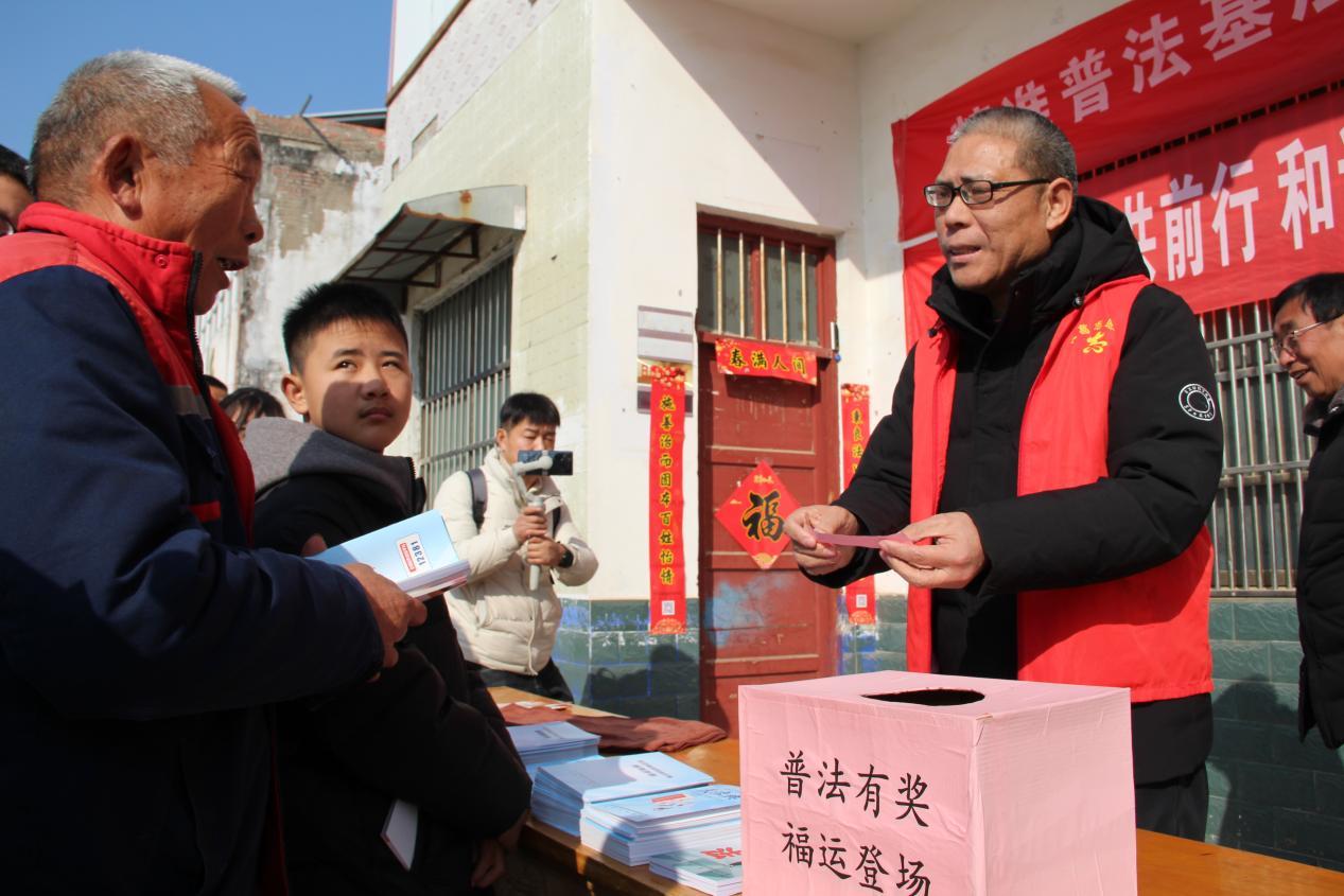 圖為劉志軒正在向村民進(jìn)行有獎(jiǎng)提問(wèn)。通訊員 朱新宇 攝.jpg