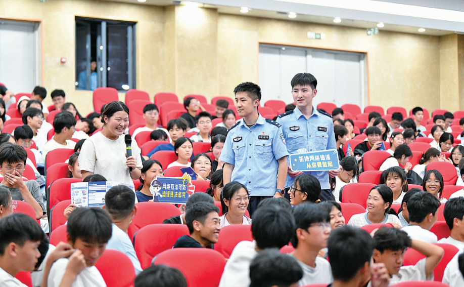 民警走進轄區(qū)校園開展網絡安全宣傳活動