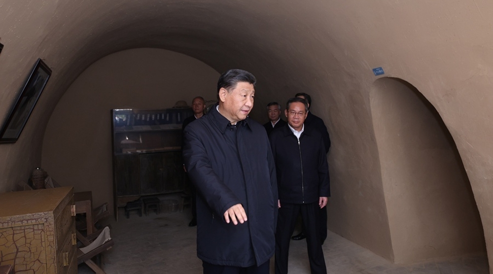 習(xí)近平在瞻仰延安革命紀(jì)念地時強調(diào) 弘揚偉大建黨精神和延安精神 為實現(xiàn)黨的二十大提出的目標(biāo)任務(wù)而團結(jié)奮斗